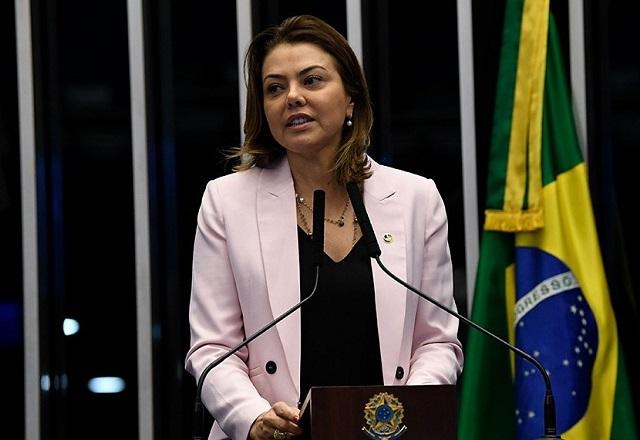Senadora Leila Barros olha para o lado (Jefferson Rudy/Agência Senado)