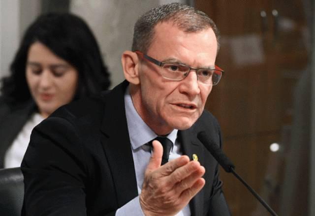 Fabiano Contarato gesticula enquanto fala ao microfone (Marcos Oliveira/Agência Senado)