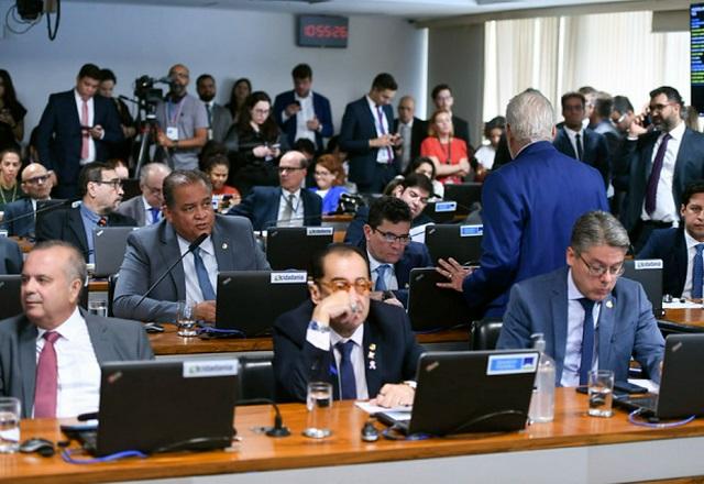 Senadores na sessão da CAE de hoje (Edilson Rodrigues/Agência Senado)
