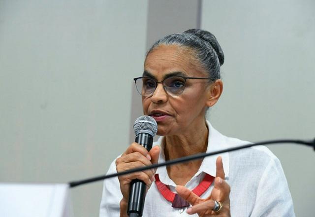 Marina Silva fala ao microfone (Marcos Oliveira/Agência Senado)