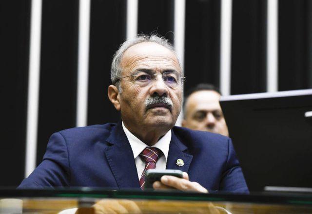 Rodrigues fez um sobrevoo na terra indígena e esteve em Surucucu, na unidade de saúde que concentra os atendimentos aos indígenas da região | Edilson Rodrigues/Agência Senado