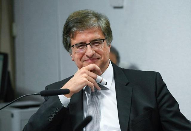 Paulo Gonet sorri, com a mão no queixo (Marcos Oliveira/Agência Senado)