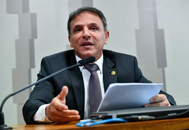 Marcio Bittar fala ao microfone enquanto segura folhas de papel (Geraldo Magela/Agência Senado)