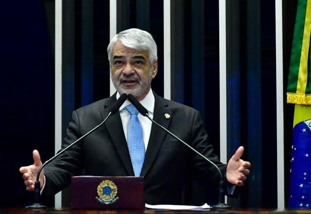 Humberto Costa gesticula enquanto fala ao microfone (Waldemir Barreto/Agência Senado)