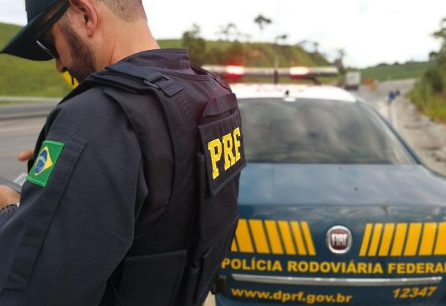 Agente e viatura da PRF