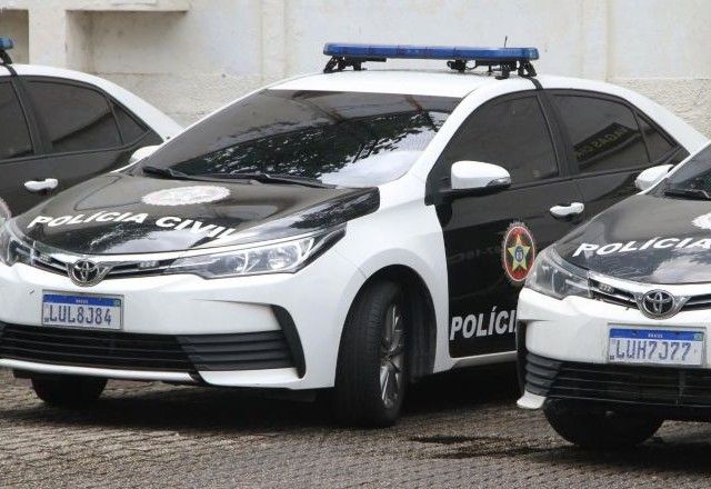 Agentes cumprem mandados de prisão e buscam coletar provas que auxiliem no desmantelamento da atuação do Comando Vermelho na região | PCERJ/Reprodução