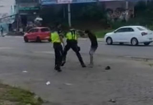 Agentes de trânsito de Salvador (BA) durante briga com rapaz