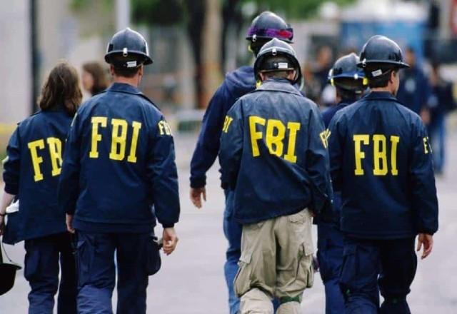 Agentes do FBI andando em rua