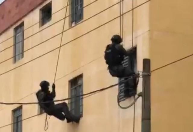 Agentes do Gate invadem apartamento de mulher em surto com filho recém-nascido no local