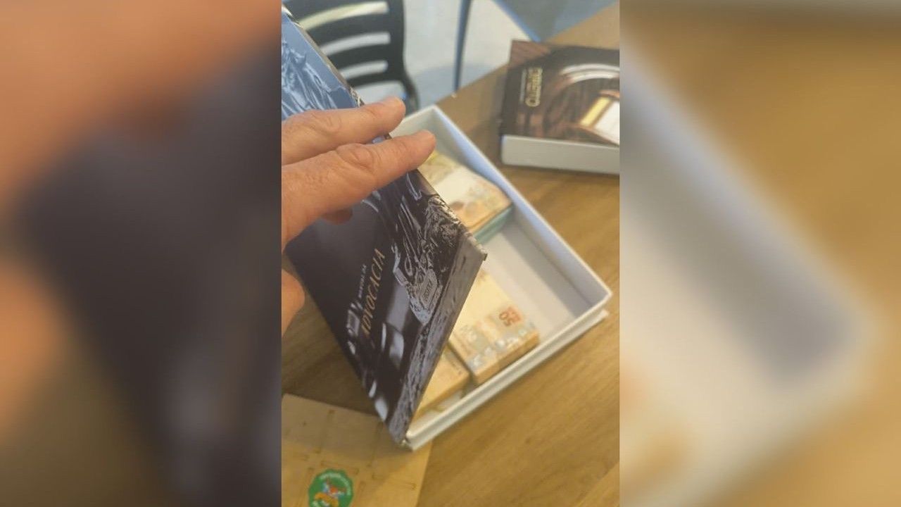 Agentes federais encontraram dinheiro em livros falsos de direito na casa de um dos advogados de Sóstenes em Brasília | Divulgação/PF