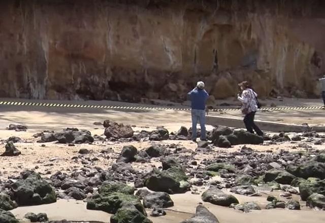 Agentes inspecionam falésia em praia
