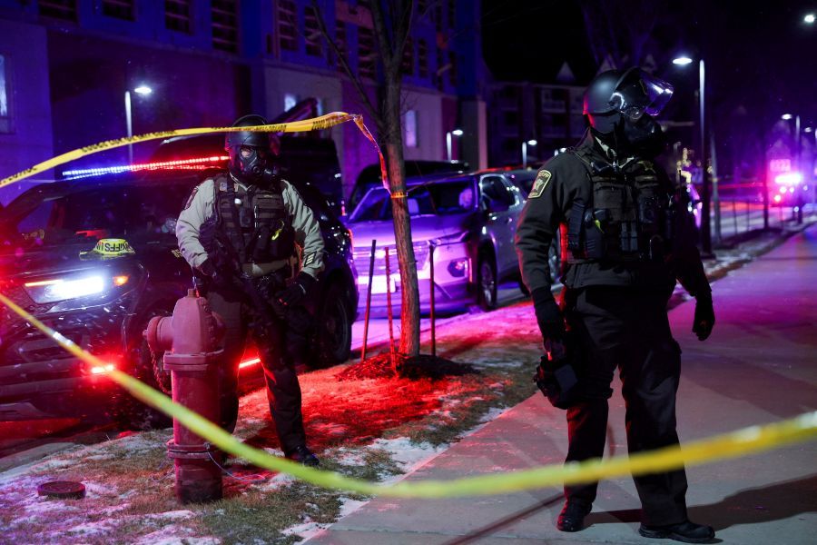 Agentes montam guarda perto de um hotel onde Greg Bovino estaria hospedado, em Maple Grove, Minnesota, EUA, em 26 de janeiro de 2026 | Reuters/Seth Herald
