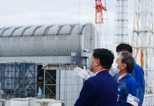 Agentes visitam planta nuclear de Fukushima