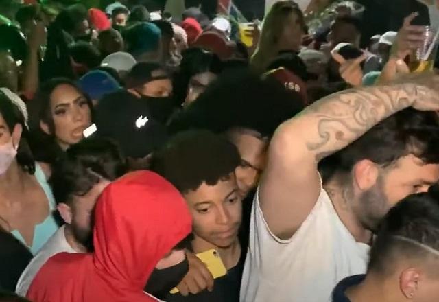 Aglomeração de pessoas durante fiscalização de blitz em balada clandestina em Taboão da Serra (SP)