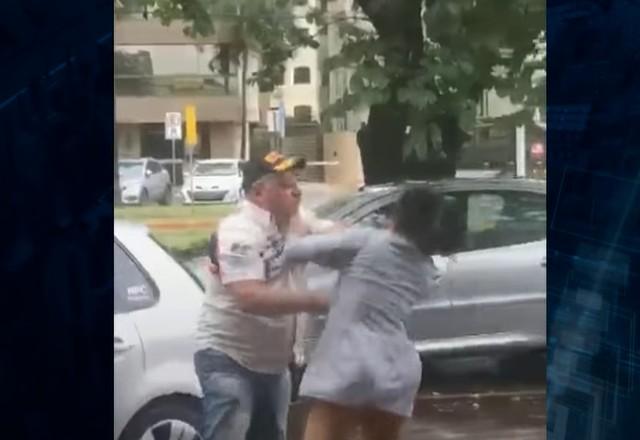 Mulher é agredida por advogado depois de ataque do cachorro dele Mulher é agredida por advogado depois de ataque do cachorro dele