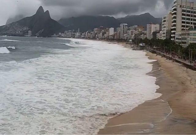 Água do mar está arrastando areia e lixos para as ruas | Reprodução