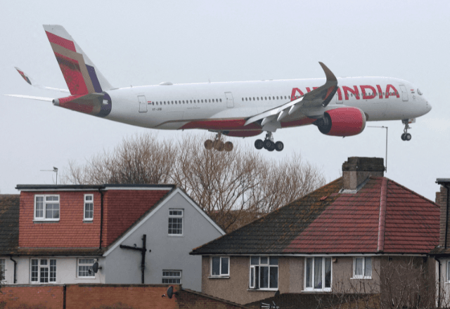 Avião da Air India se aproxima para pouso no aeroporto de Heathrow, em Londres | Foto: reprodução/Reuters