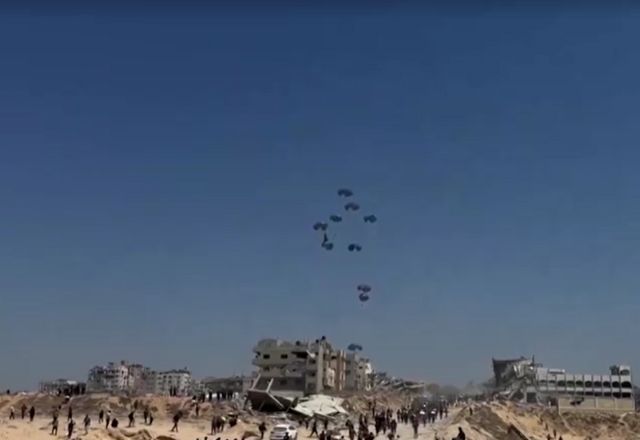 Ajuda humanitária lançada sobre Gaza | Foto: Reprodução/Reuters