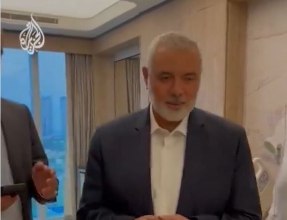 Líder político do Hamas no momento em que recebe notícia sobre a morte de seus filhos | Reprodução/ Al Jazeera