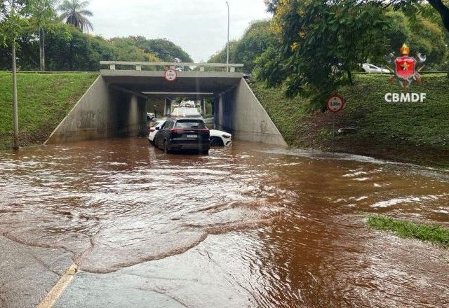 Alagamento provocou acidente em tesourinha da 210 Sul | Divulgação/CBMDF