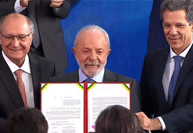 Alckmin, Lula e Haddad na cerimônia de sanção da lei que amplia isenção do IR | Reprodução/YouTube