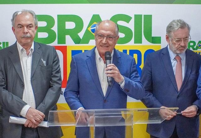 Alckmin fala ao microfone ao lado de Aloizio Mercadante (Cláudio Kbene)