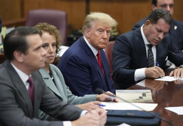 Além de Trump, outras 18 pessoas foram indiciadas por tentar fraudar os votos na Geórgia | AFP