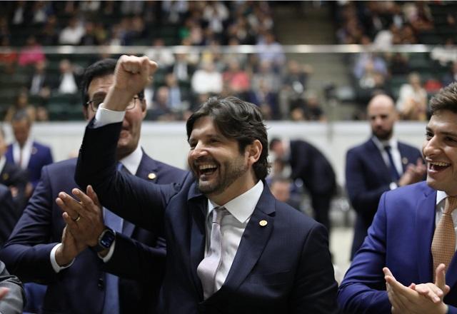 André do Prado com o punho cerrado e erguido (Divulgação/Alesp)