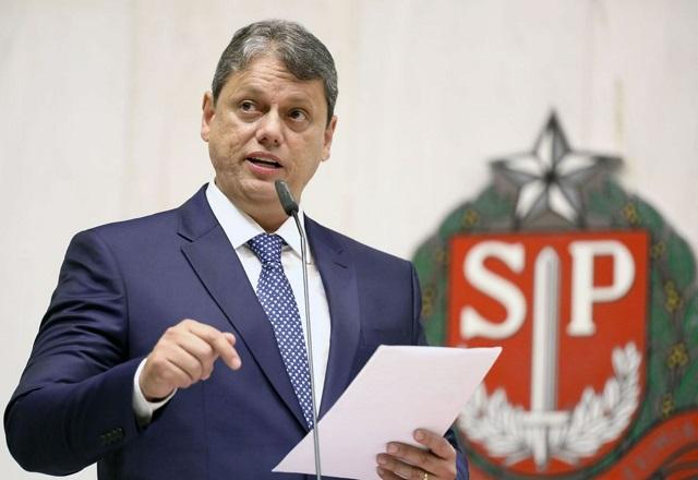 Tarcísio de Freitas fala ao microfone (Marco Galvão/Alesp)
