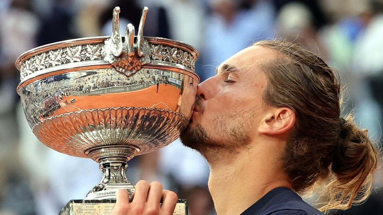 Alexander Zverev beija troféu após conquista na França | Teresa Suarez/EFE