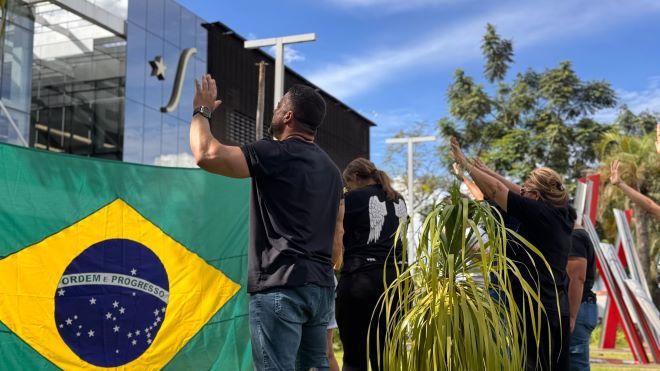 Apoiadores de Bolsonaro fazem vigília em frente a hospital onde ele passa por cirurgia 