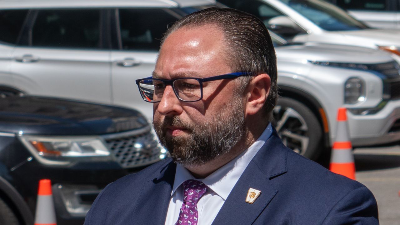 Aliado de Trump, Jason Miller publica imagem de IA de Moraes com tornozeleira eletrônica. | Wikimedia Commons
