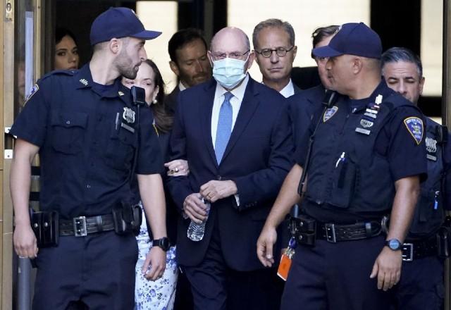 Allen Weisselberg saindo do tribunal