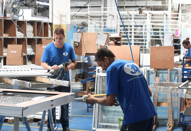 Alta carga tributária lidera ranking de problemas da indústria, diz CNI