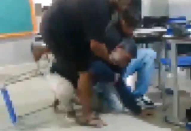 Alunos tentam impedir a agressão contra o professor de filosofia em sala de aula | Reprodução/Redes sociais