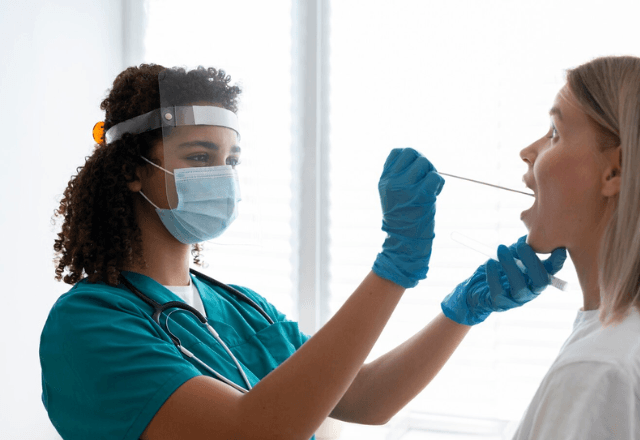 Alzheimer pode ser detectado por amostra de saliva, defende estudo | Freepik