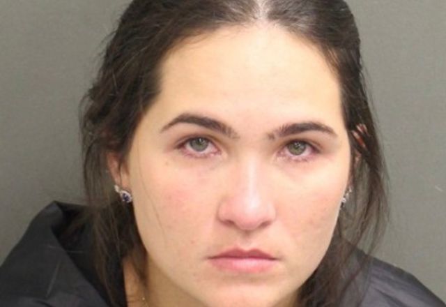 Amanda Vasconcelos ao ser detida nos EUA | Divulgação/Orange County Sheriff's Office