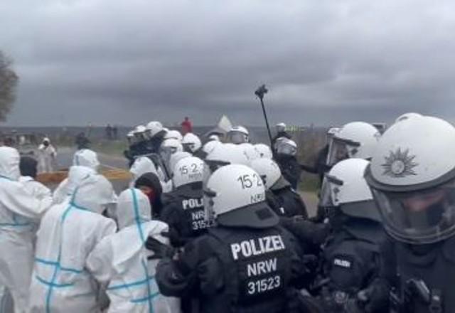 Ambientalistas e policiais entram em confronto em Lutzerath, na Alemanha