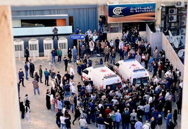 Ambulância com os corpos dos jornalistas assassinados no Líbano estacionadas na frente da emissora Al Mayadeen