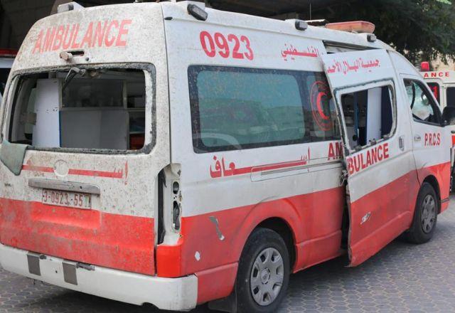 Ambulância da Cruz Vermelha danificada após ser alvo de bombardeio israelense