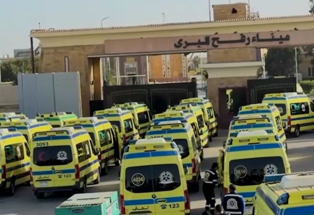 Ambulâncias do Egito aguardam abertura da passagem de Rafah para resgatar pacientes graves | Reprodução/Reuters