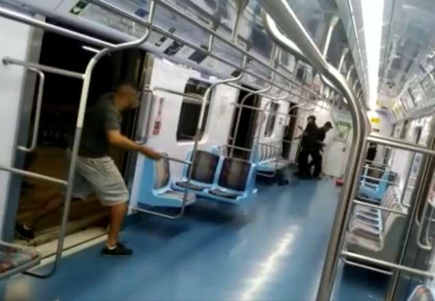 Ambulantes apedrejam seguranças da CPTM na zona norte de SP Ambulantes apedrejam seguranças da CPTM na zona norte de SP