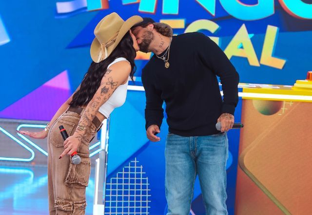 Ana Castela e Zé Felipe se beijam durante o "Passa ou Repassa" | Foto: Lê Taccilo/SBT