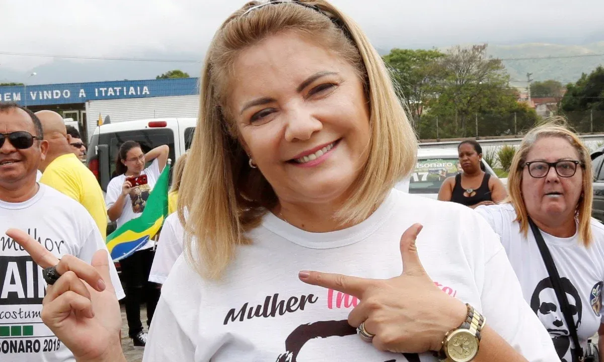 Governo Lula devolve nacionalidade brasileira a ex-esposa de Bolsonaro 