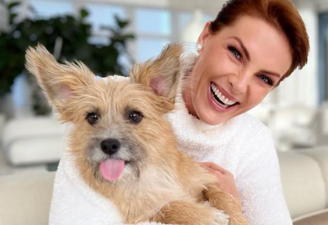 Ana Hickmann com o cachorro Joaquim