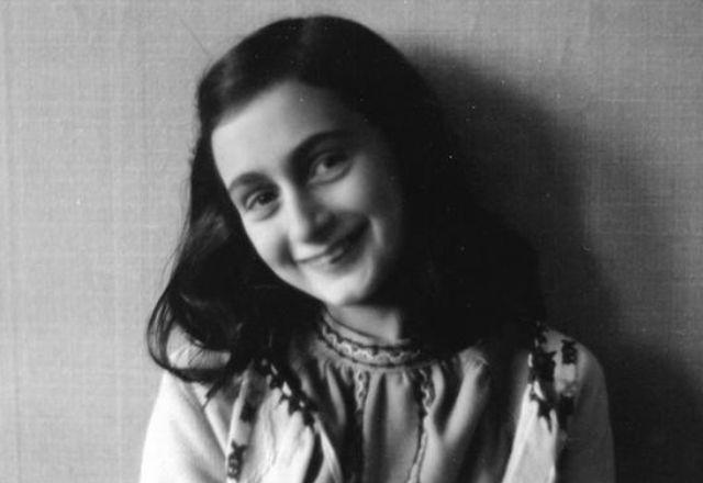 Anne Frank morreu em 1945, aos 15 anos, em um campo de concentração | Reprodução