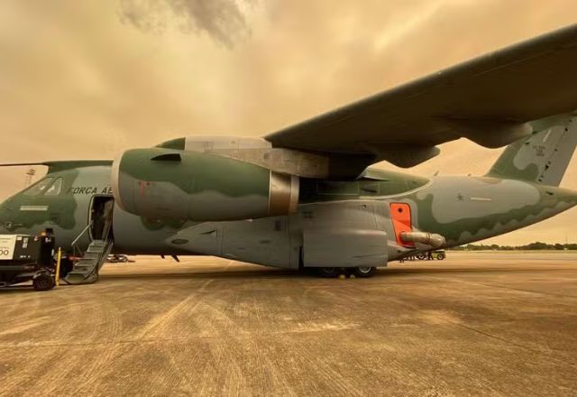 Apenas neste sábado (29), a aeronave despejou mais de 35 mil litros d'água na região | Divulgação/FAB