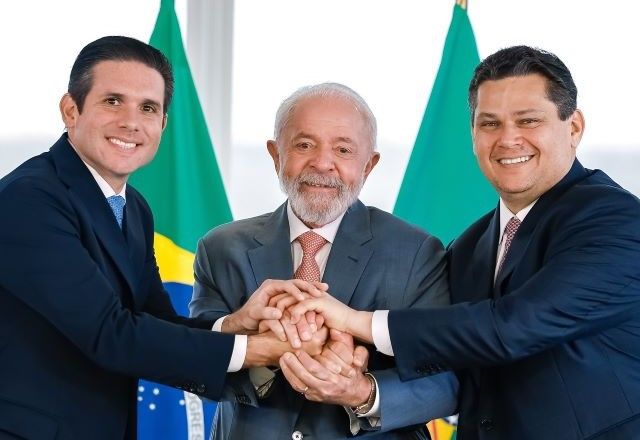 Aperto de mãos entre presidente Lula (PT) e novos presidentes da Câmara, Hugo Motta (Republicanos-PB), e do Senado, Davi Alcolumbre (União Brasil-AP) | Divulgação/Ricardo Stuckert/PR