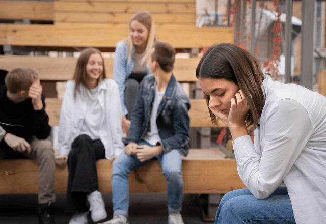 Apesar de prevalente, a ansiedade social ainda é pouco reconhecida pelas pessoas | Freepik