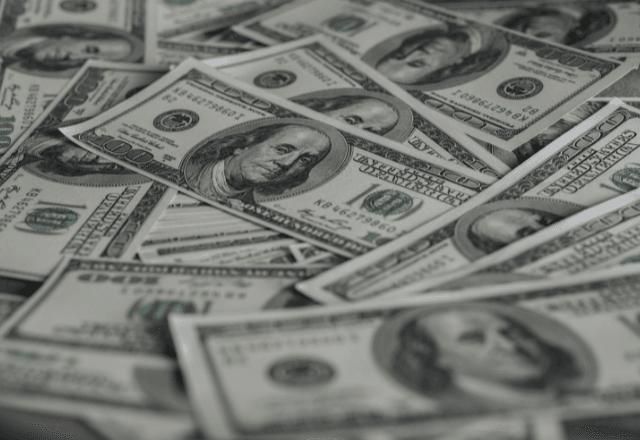 Após altas seguidas, o dólar voltou a cair nesta quarta-feira (3). Freepik